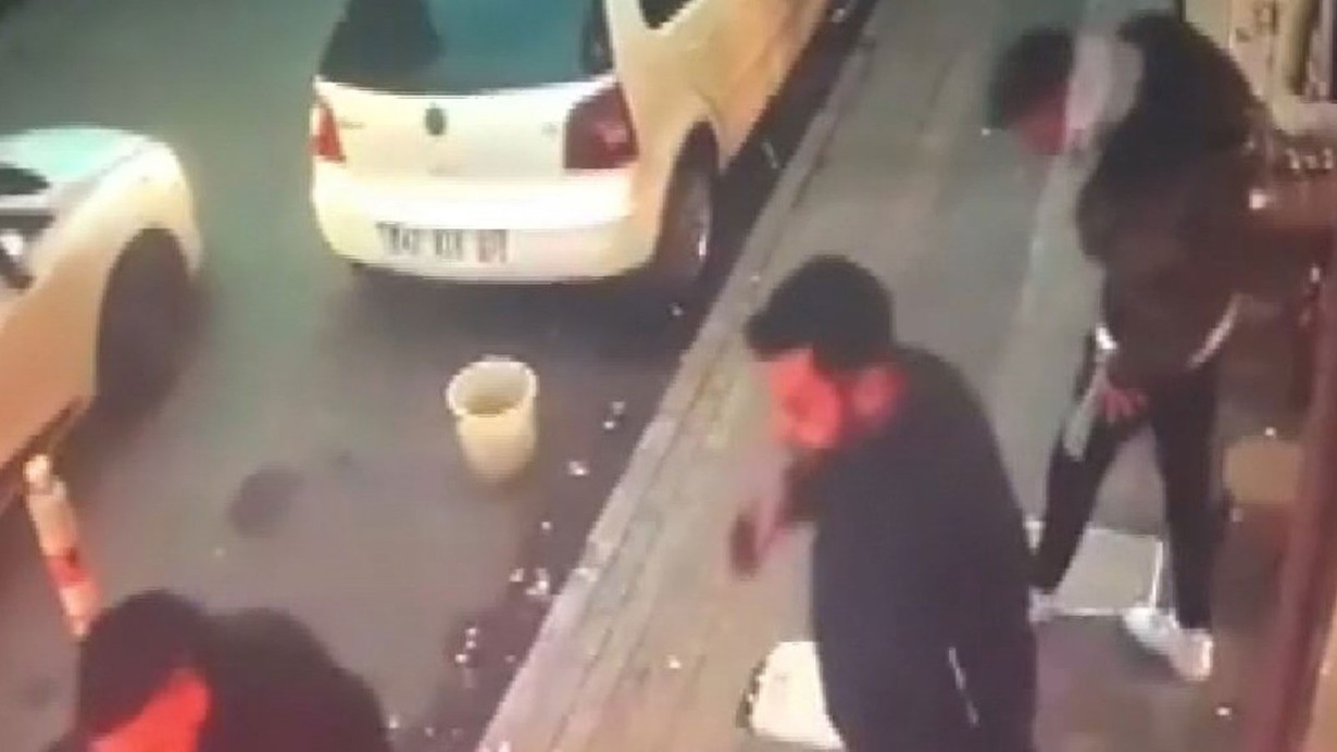 İstanbul Sarıyer'de silahlı saldırıya uğrayan kişiler ellerindeki çaylarını yudumlamaya devam ettiler