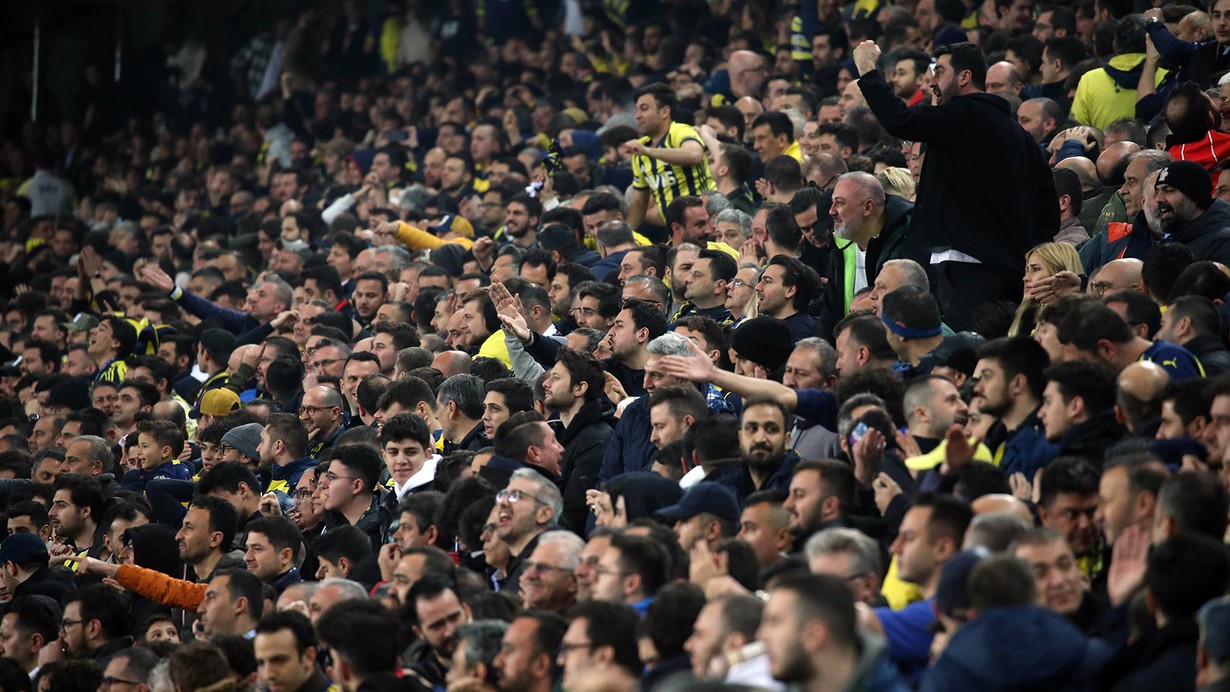 Derbi mağlubiyeti bardağı taşırdı! Tesislere akın eden Fenerbahçe taraftarından istifa çağrısı!