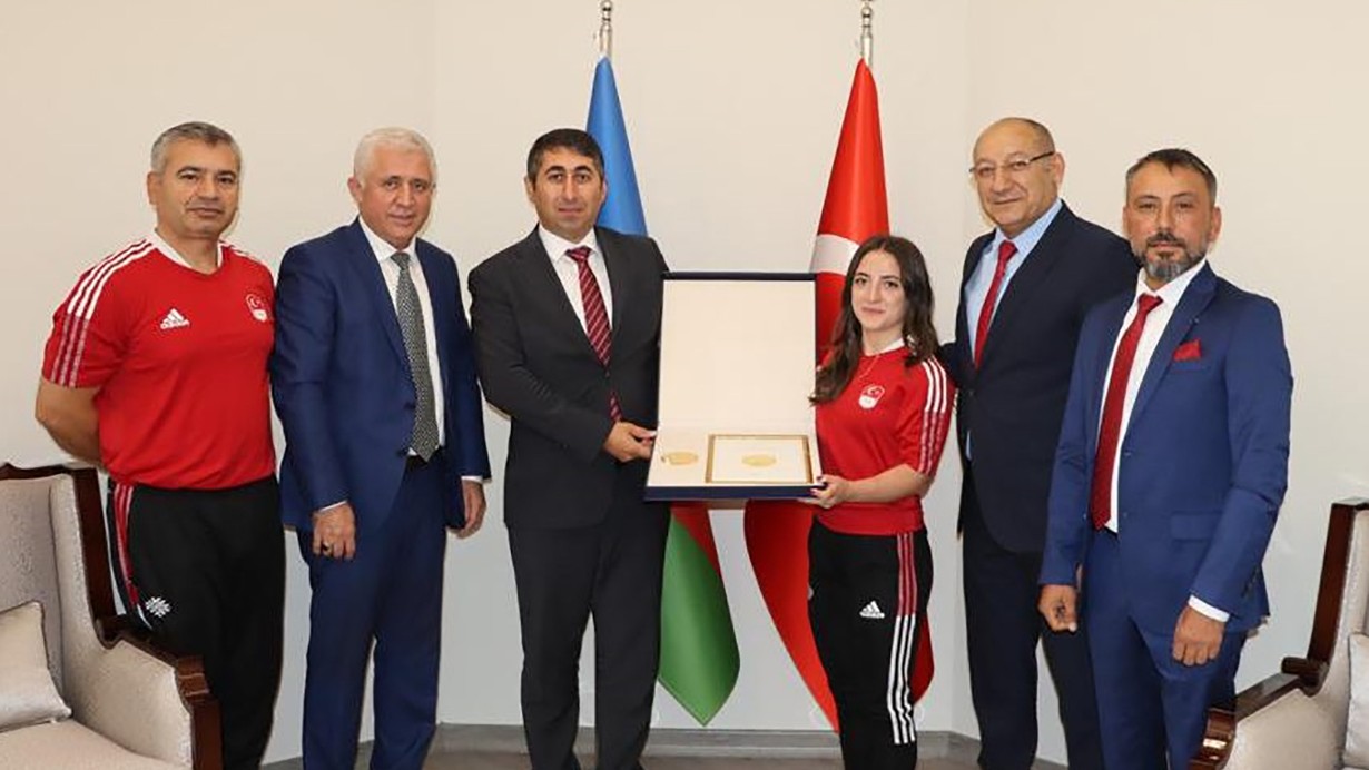 Azerbaycan Cumhurbaşkanı Aliyev'den milli halterci Cansu Bektaş'a özel madalya