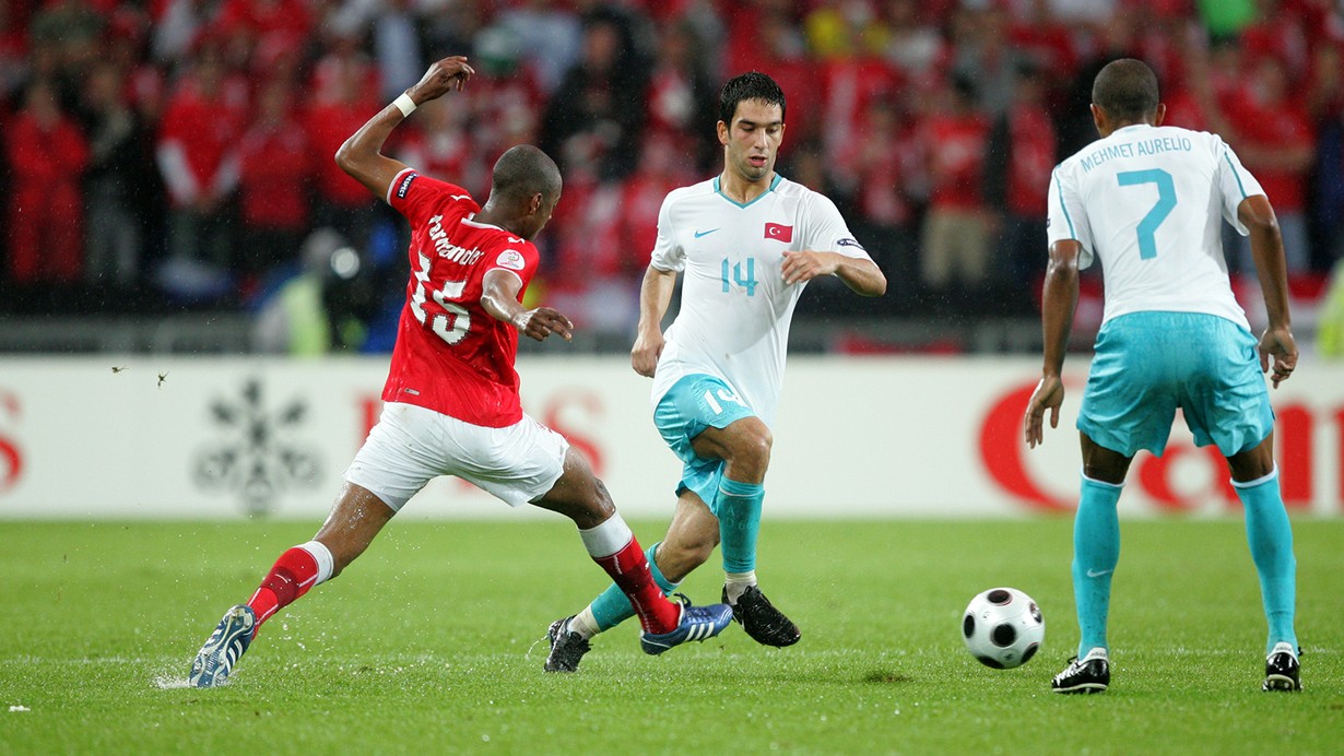 Euro 2008'de oynanan unutulmaz Türkiye-İsviçre maçının yıldızları, depremzedeler için sahaya çıkıyor