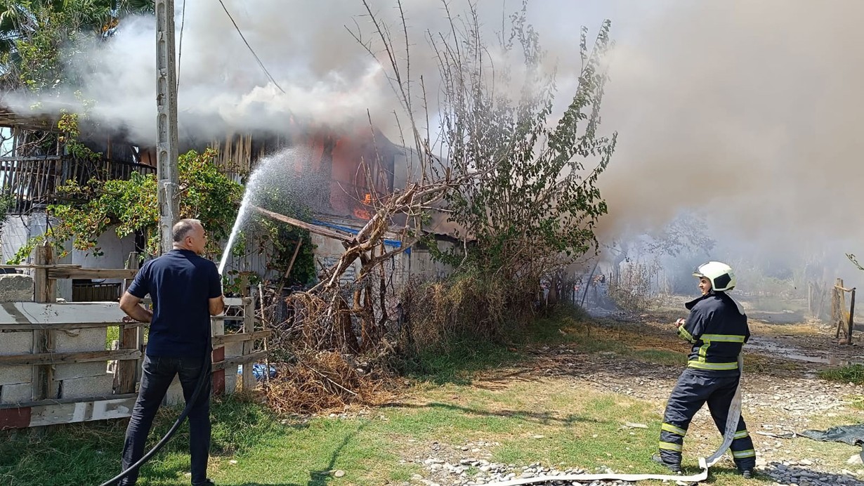 Hatay'da bir barakada çıkan yangın, 2 eve daha sıçradı: Küle dönen 3 hane, kullanılamaz hale geldi