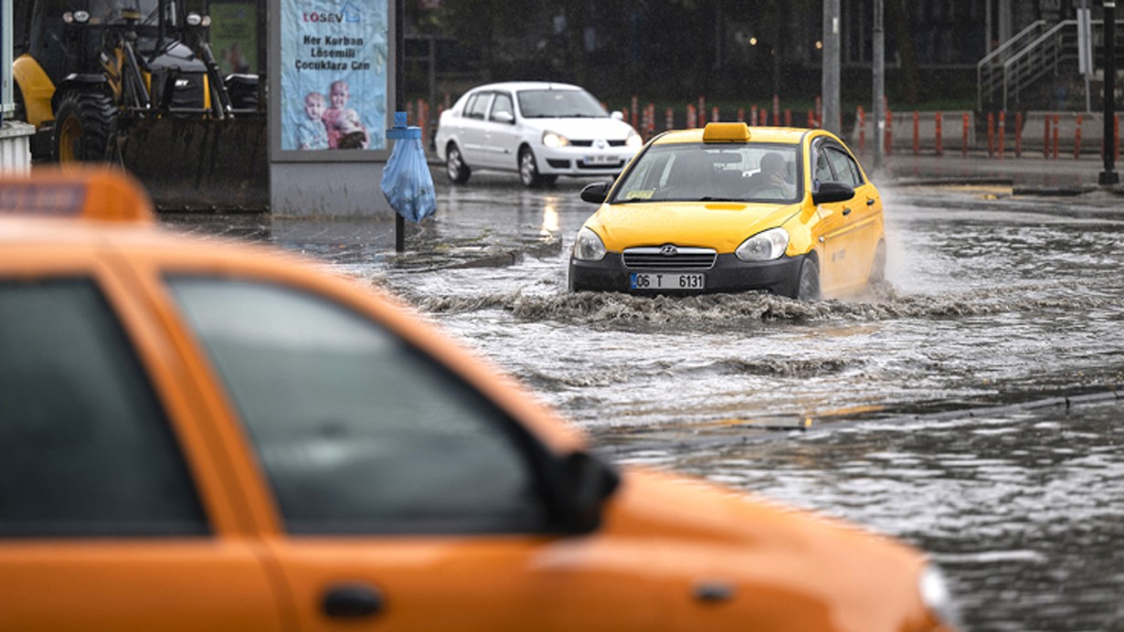 Başkentte sağanak hayatı olumsuz etkiledi