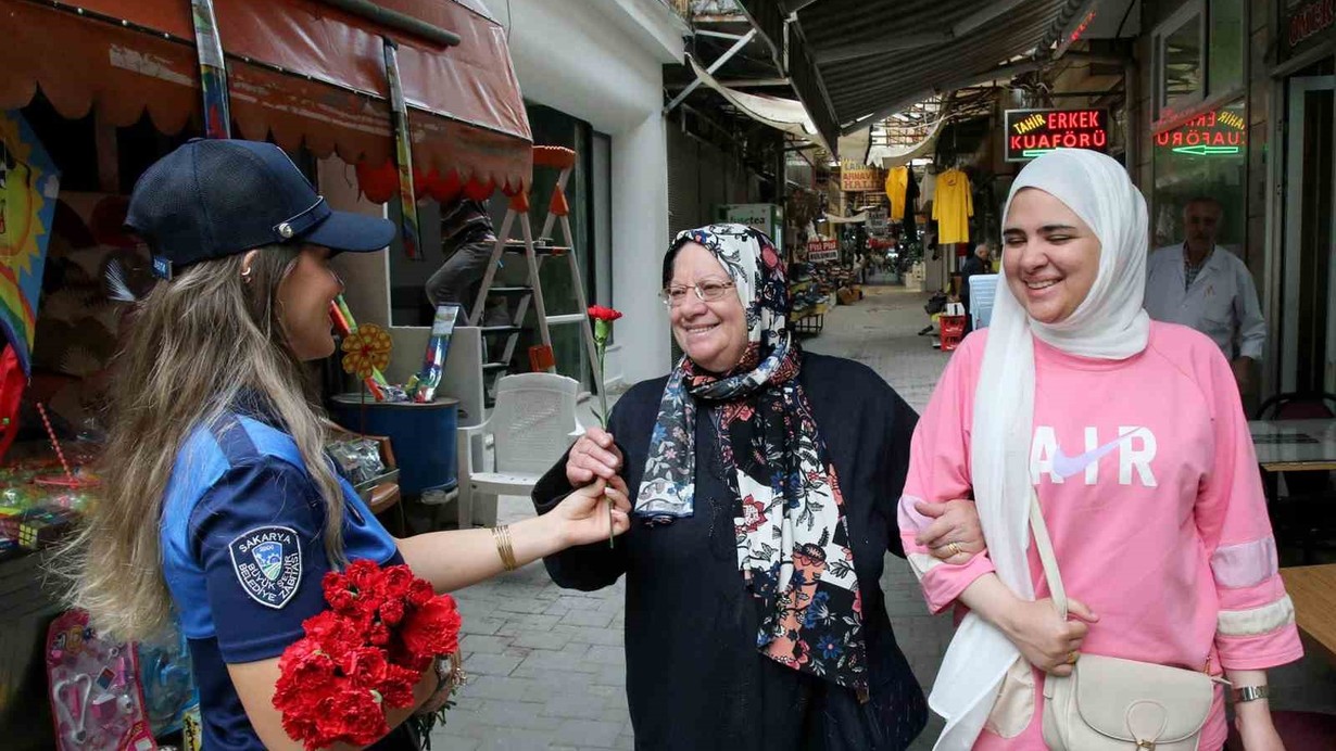 Zabıtadan esnaf ve vatandaşa karanfil! Zabıta Haftası'nda zabıtalardan jest