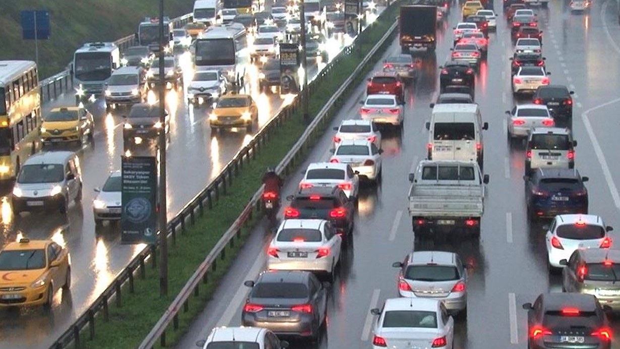 İstanbul'da yağışlı havanın etkisiyle trafik yoğunluğu yaşanıyor