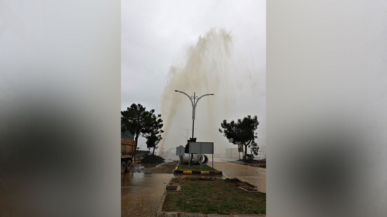 Samsun’da isale hattı patladı, tazyikli su 40 metre yükseğe çıktı
