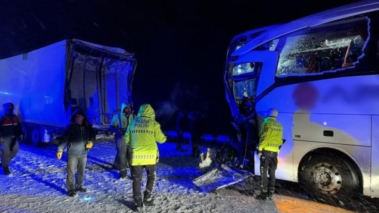 Sivas'ta feci otobüs kazası: 1'i ağır 13 yaralı