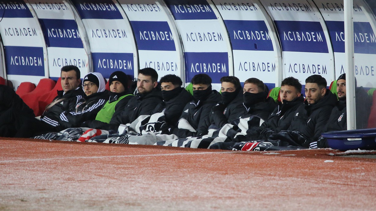 Beşiktaşlı futbolcular, Sivas'ta soğuk karşısında zor anlar yaşadı