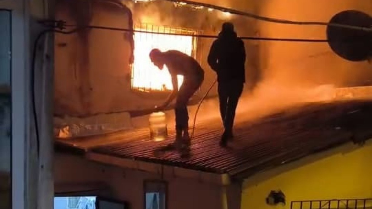 Beyoğlu'nda yangın! Mahalleli damacana ile müdahale etti