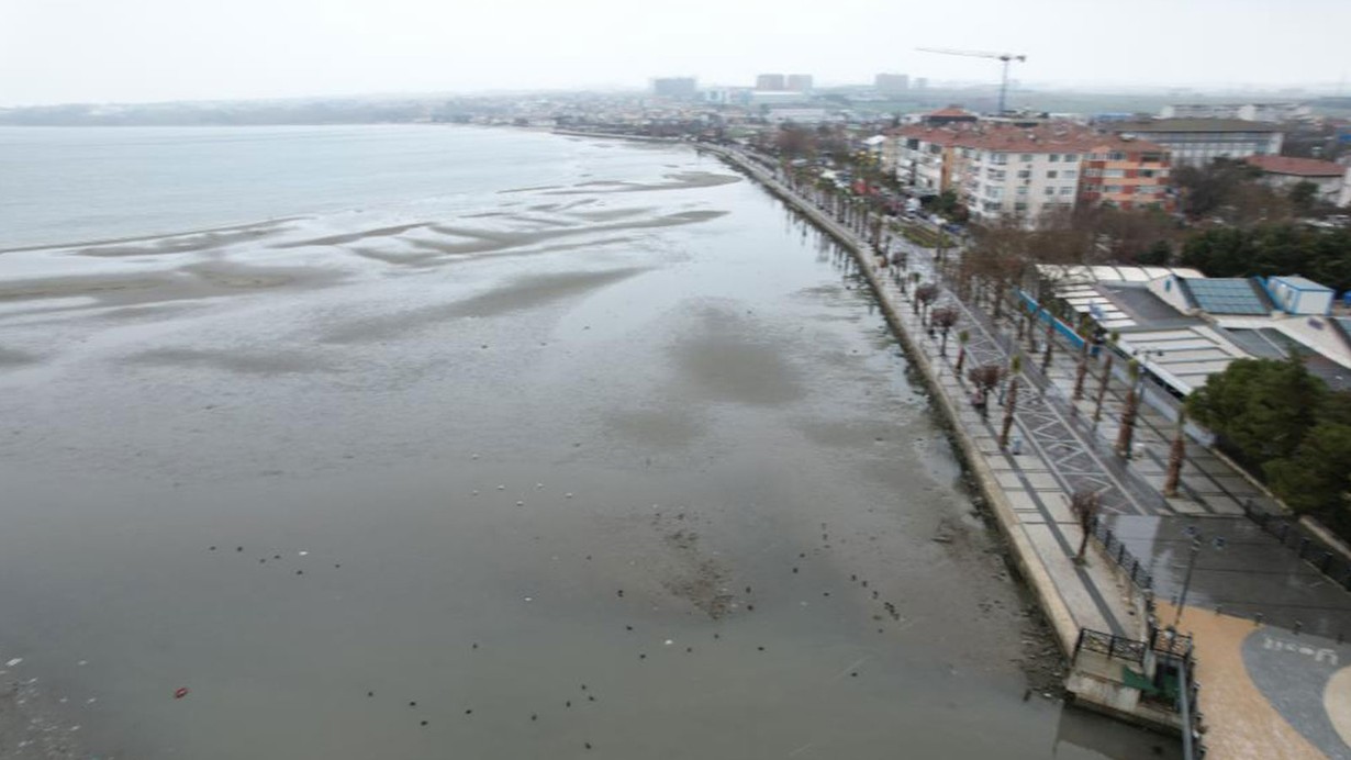 İstanbul'da endişelendiren görüntü! Deniz 150 metre çekildi