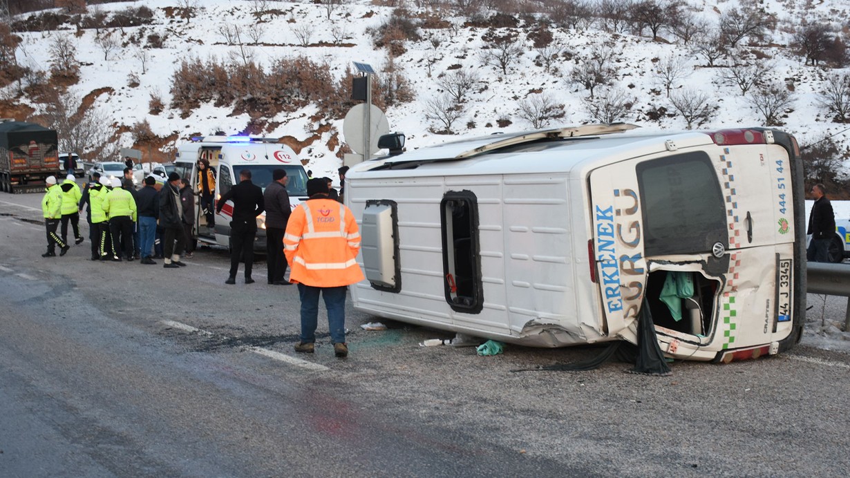 Malatya'da feci kaza! Yolcu minibüsü devrildi: Çok sayıda yaralı var