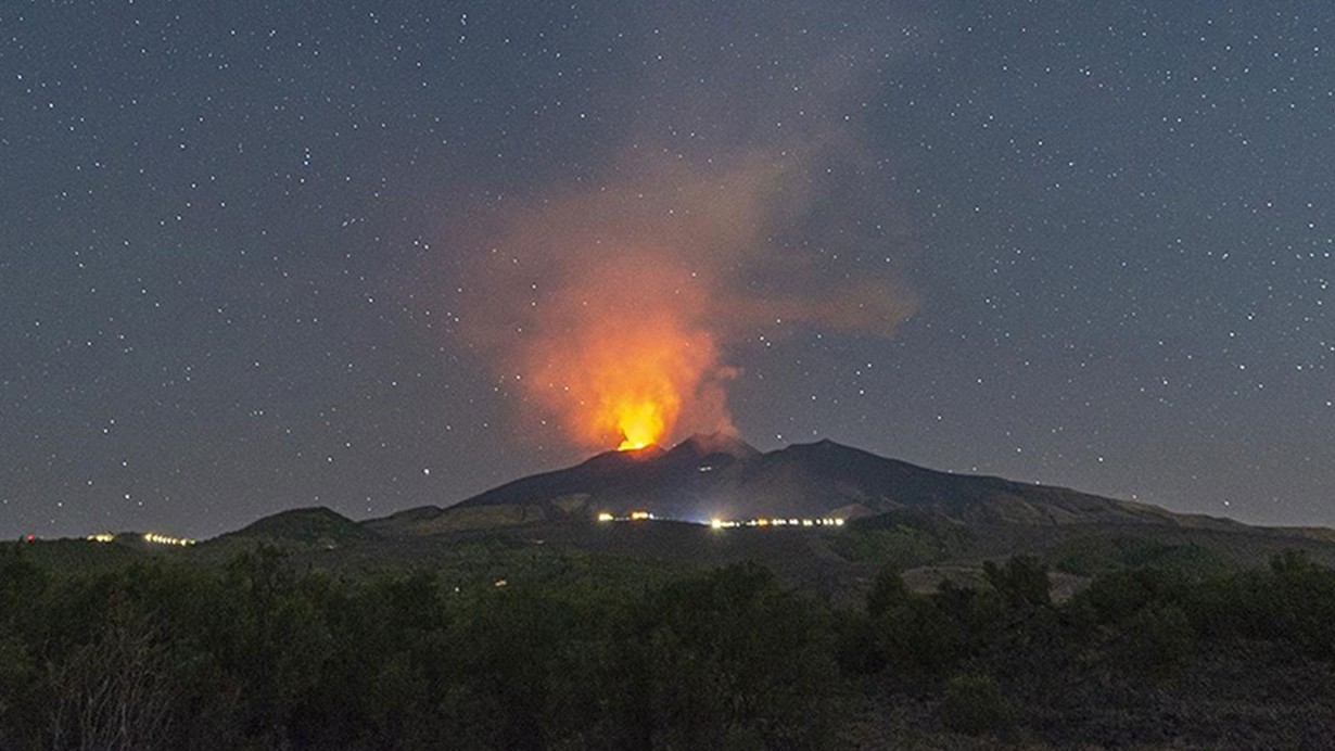 Etna Yanardağı'nda hareketlilik var: Çatlaktan lav akıyor