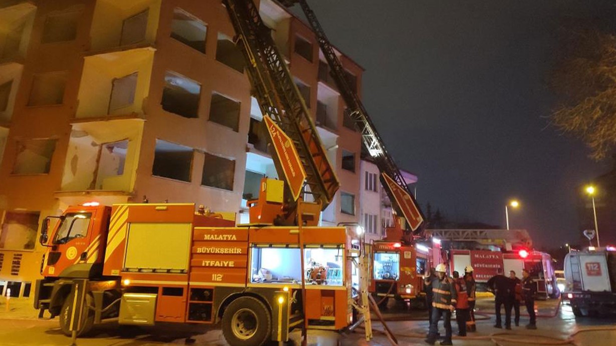 Malatya’da hasarlı binada korkutan yangın