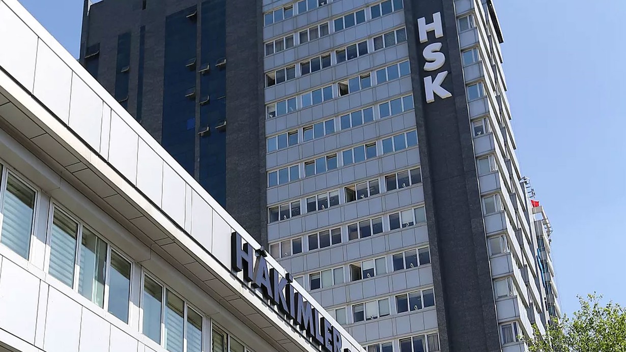 HSK'nin 268 hakim ve savcıyı kapsayan mazeret kararnamesi Resmi Gazete'de