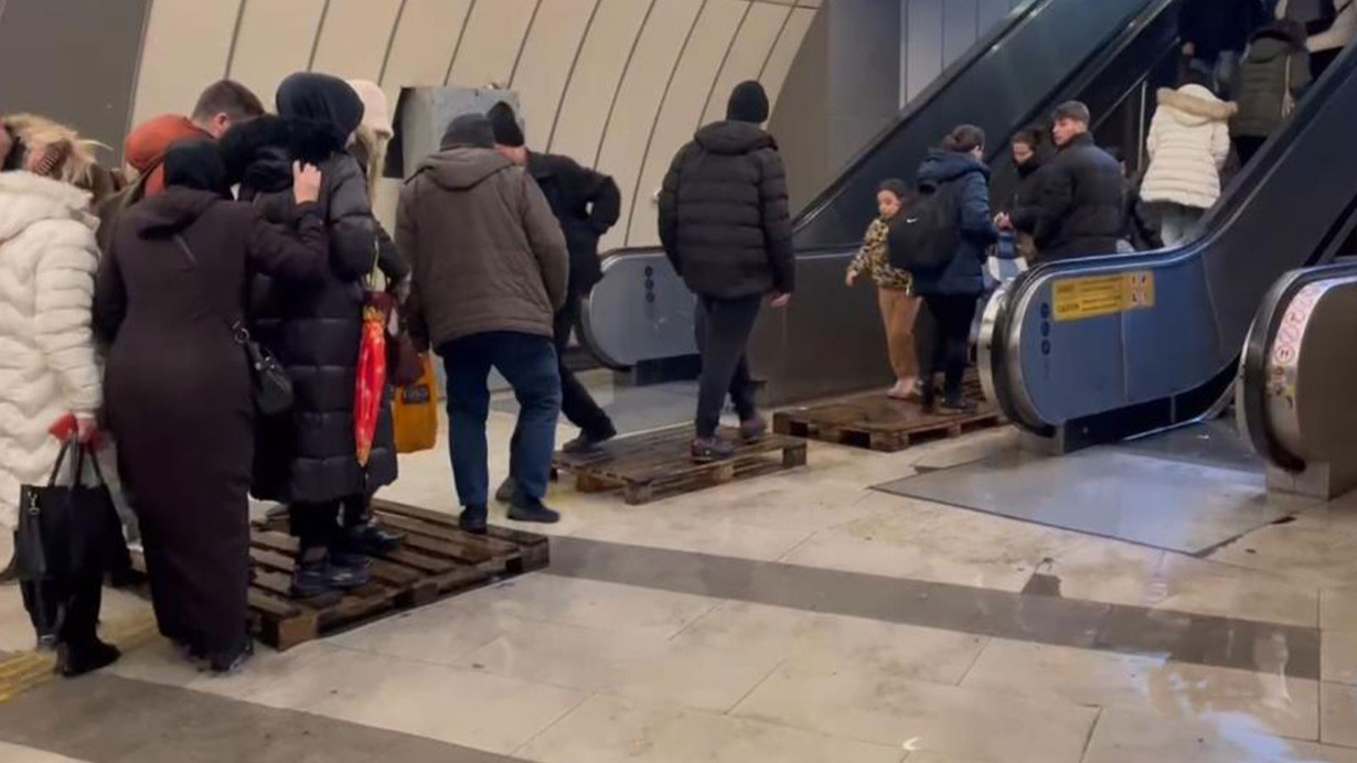 İstanbul’da metrobüs alt geçidini su bastı: Vatandaş zor anlar yaşadı