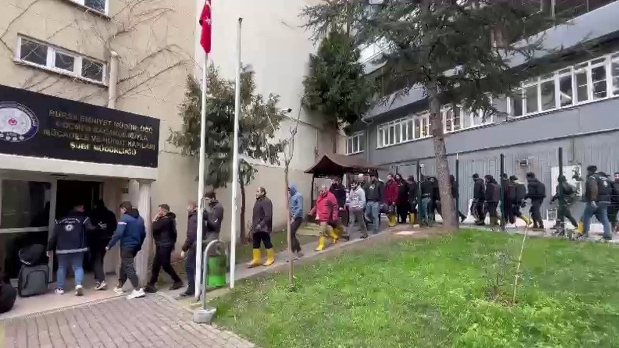 Bursa'da 47 kaçak göçmen yakalandı, 4 organizatör gözaltına alındı