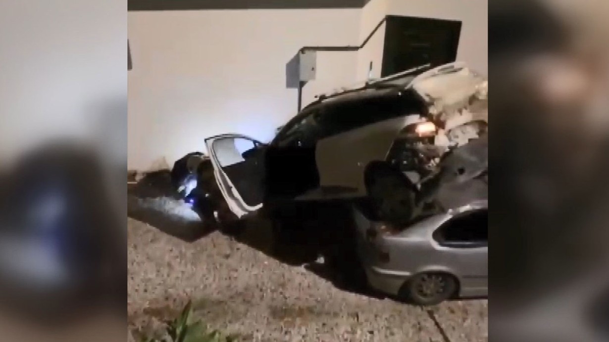 Kontrolden çıkan otomobil, park halindeki otomobilin üzerine düştü