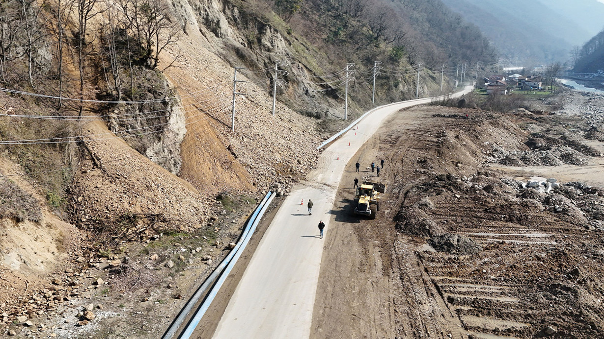 Düzce'de heyelan! 6 yerleşim yerinin yolu trafiğe kapatıldı