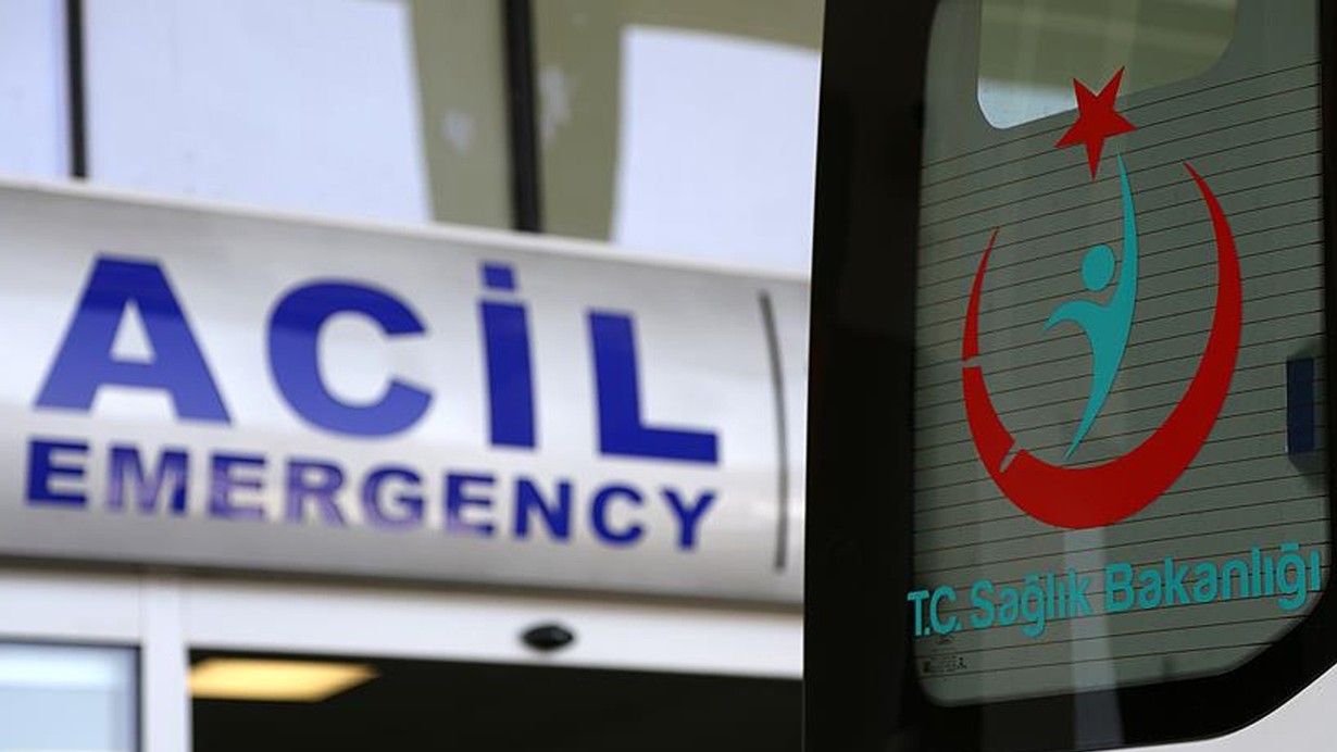 Lisede ders esnasında tavan sıvası çöktü: Yaralılar var...