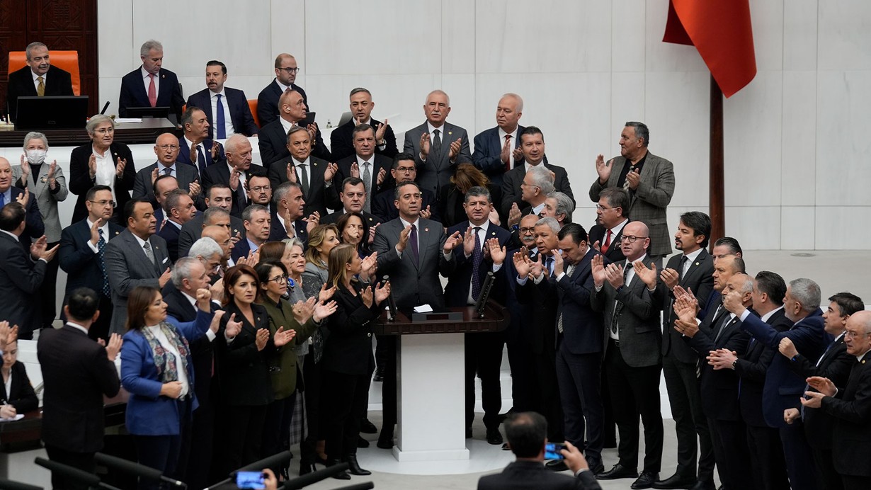 TBMM Genel Kurulu, CHP milletvekillerinin kürsü işgali nedeniyle kapandı