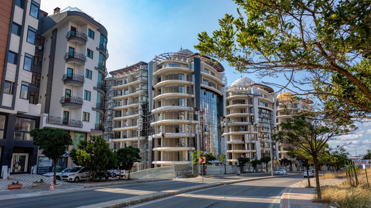Satışlar düşüyor, fiyatlar artıyor, İstanbul'da ev almak hayal mi?