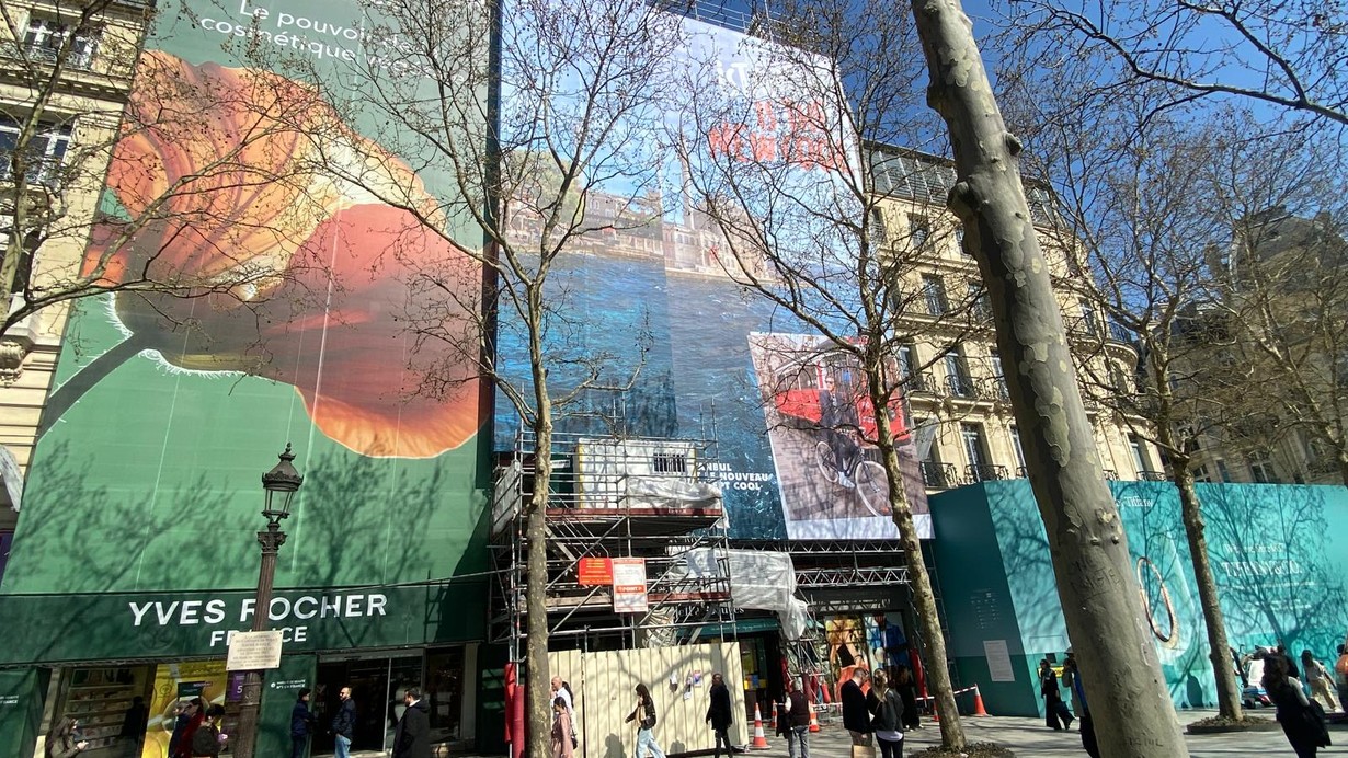 Paris'in ünlü caddesinde dev İstanbul afişi
