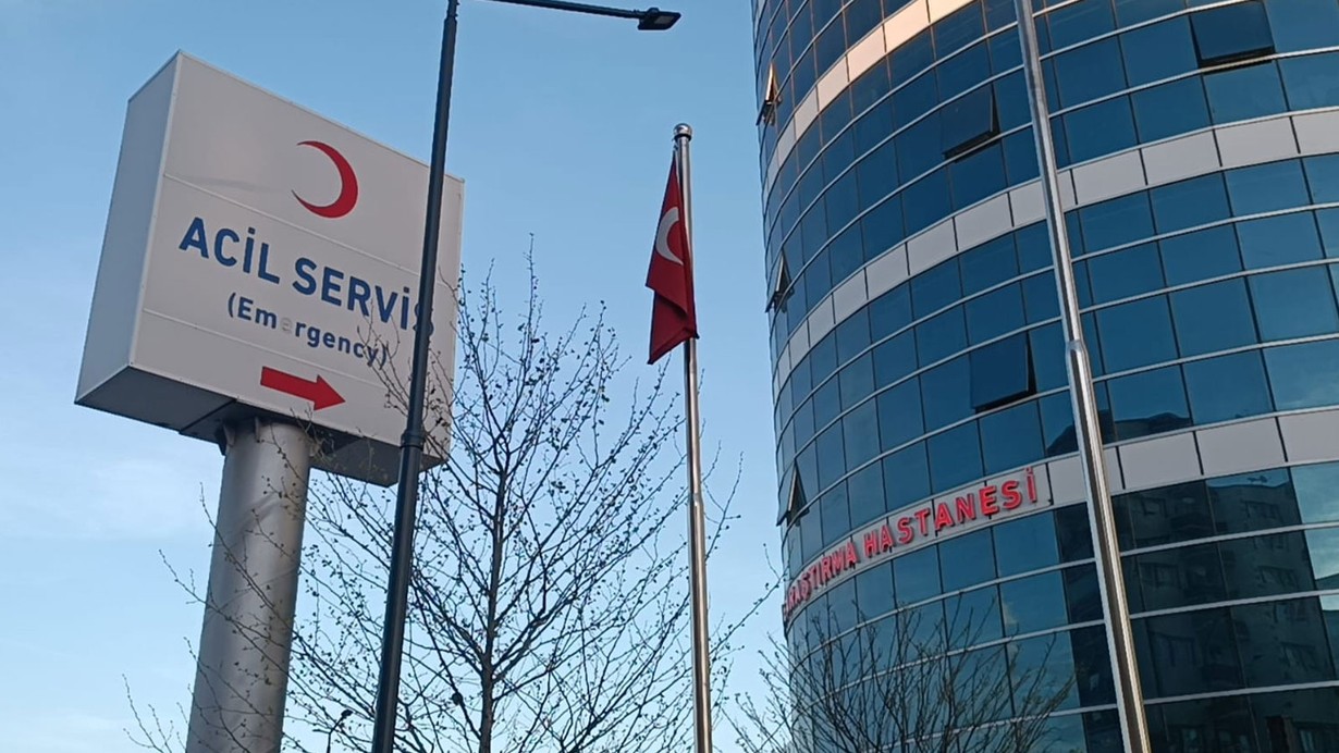 Tahlillerinin temiz çıkması için uyuşturucu şüphelilerinden rüşvet alan memurlar yakalandı
