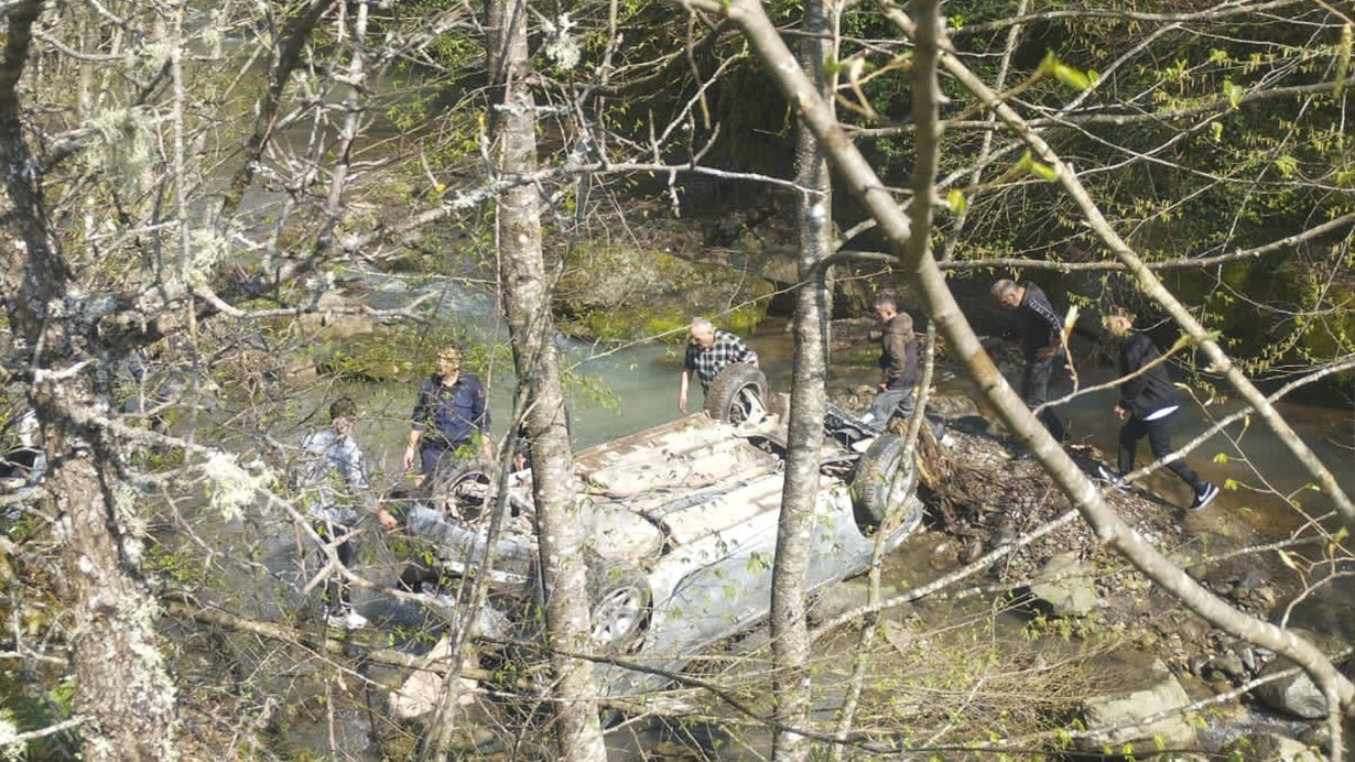 Düzce'de otomobil dere yatağına devrildi: Çok sayıda yaralı var