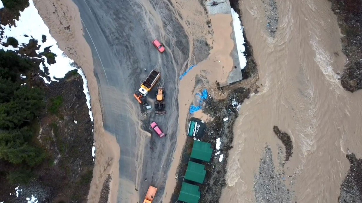 Trabzon'da dere taştı, kara yolu ile alabalık tesisini su bastı