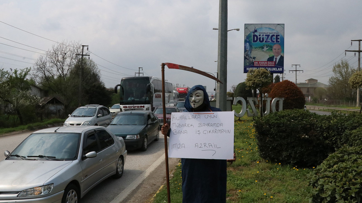 Azrail kılığına girdi, 'Bayramda bana iş çıkarmayın' pankartıyla D-100'e çıktı, sürücüleri uyardı