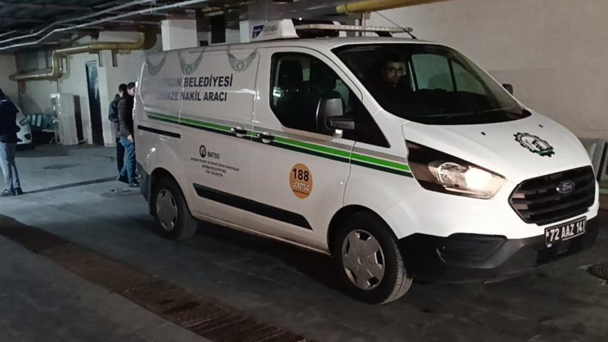 Yolda yürürken uğradığı bıçaklı saldırıda hayatını kaybetti