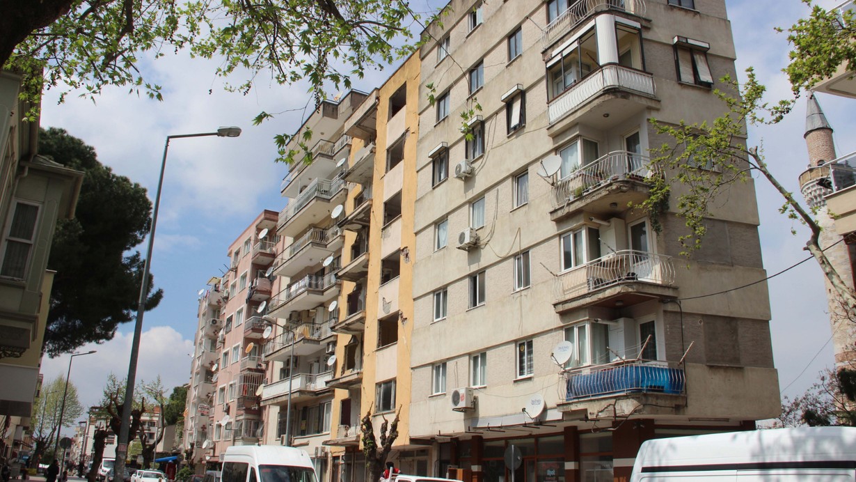 Yıkım için boşaltıldı; 5 yıldır tehlike saçıyor