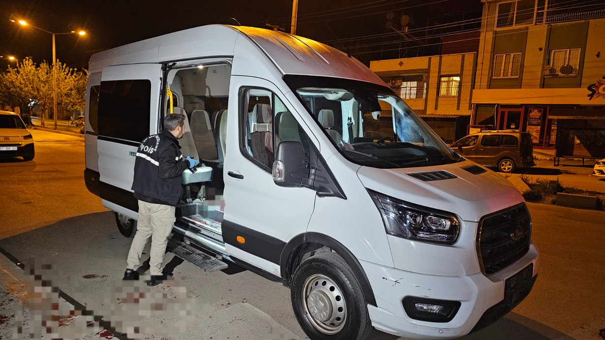 Servis minibüsünde iş arkadaşı tarafından boynundan bıçaklandı