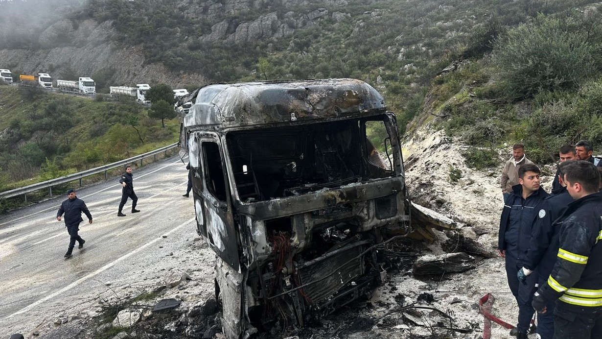 Tır sürücüsü feci şekilde yanarak hayatını kaybetti