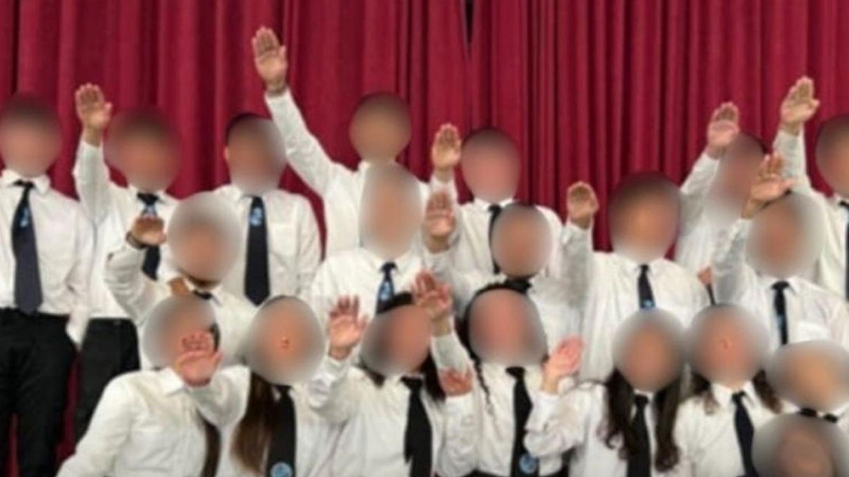 Güney Kıbrıs Rum Yönetimi'ndeki bir lisede Nazi selamı