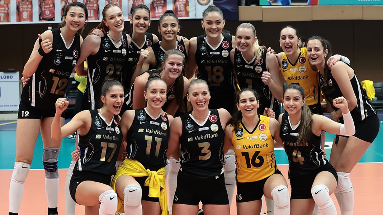 VakıfBank, Eczacıbaşı'nı devirerek seride öne geçti