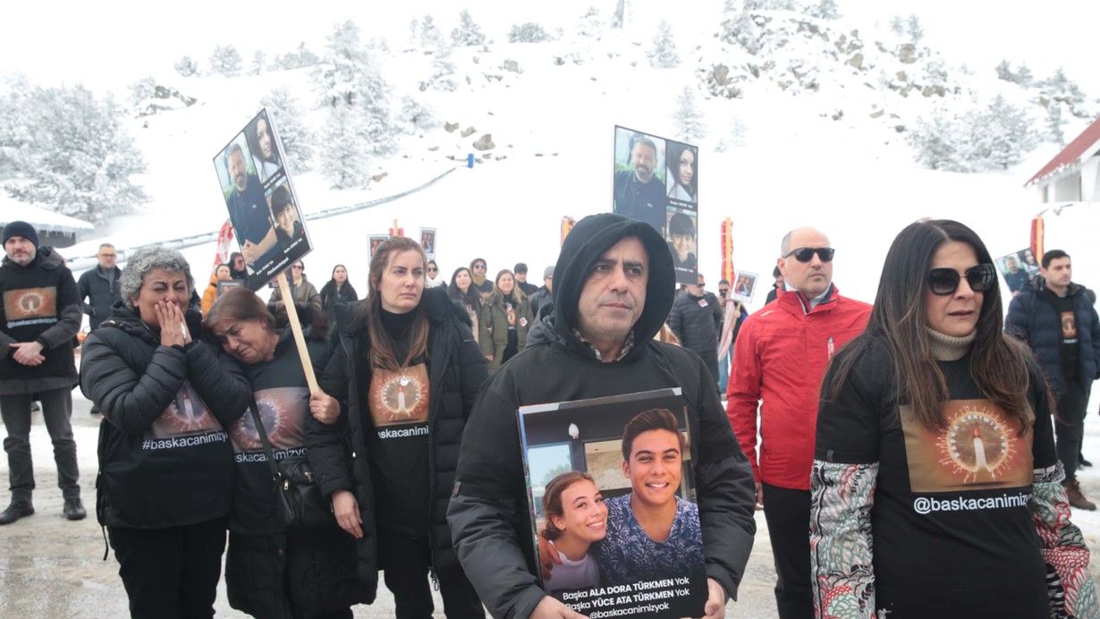 78 kişiye mezar olan otelin önünde anma: 21 Ocak 2025... Bizler için asla unutulmayacak!