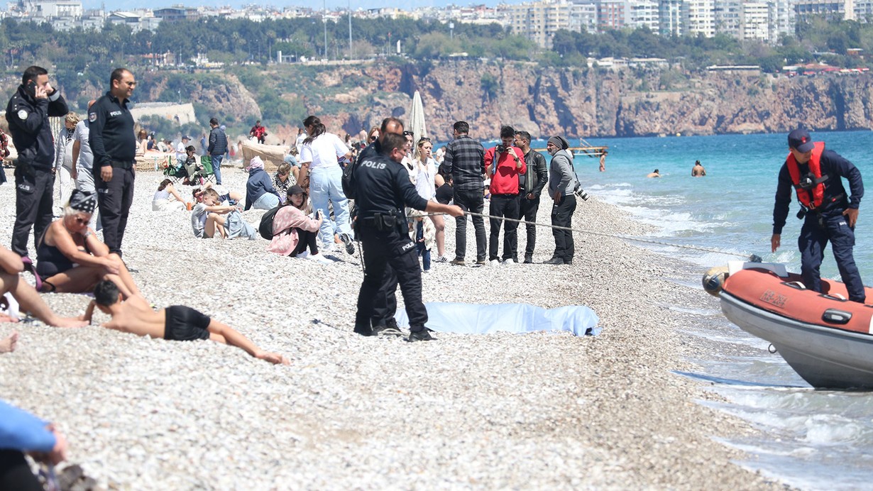 Antalya'da elbiseyle denize giren kişi boğuldu