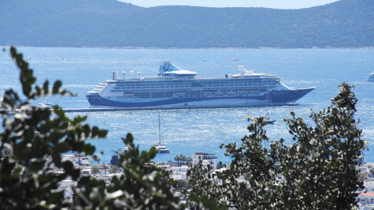 Bodrum'a "Marella Discovery 2" kruvaziyeri 1874 yolcu getirdi