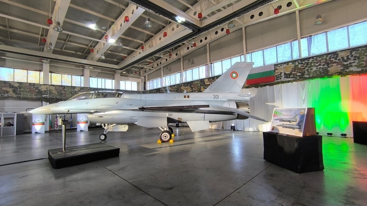 Bulgaristan'ın ABD'den sipariş ettiği F-16'ların ilki törenle karşılandı