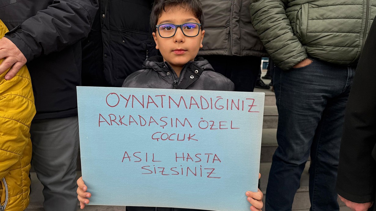 Down sendromlu çocuğu oyun alanına almayan AVM çalışanları, adli kontrol şartıyla serbest bırakıldı