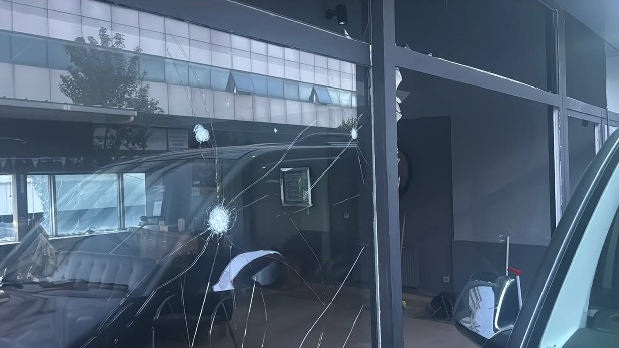 Bağcılar'da oto galeriye el yapımı patlayıcı atıldı