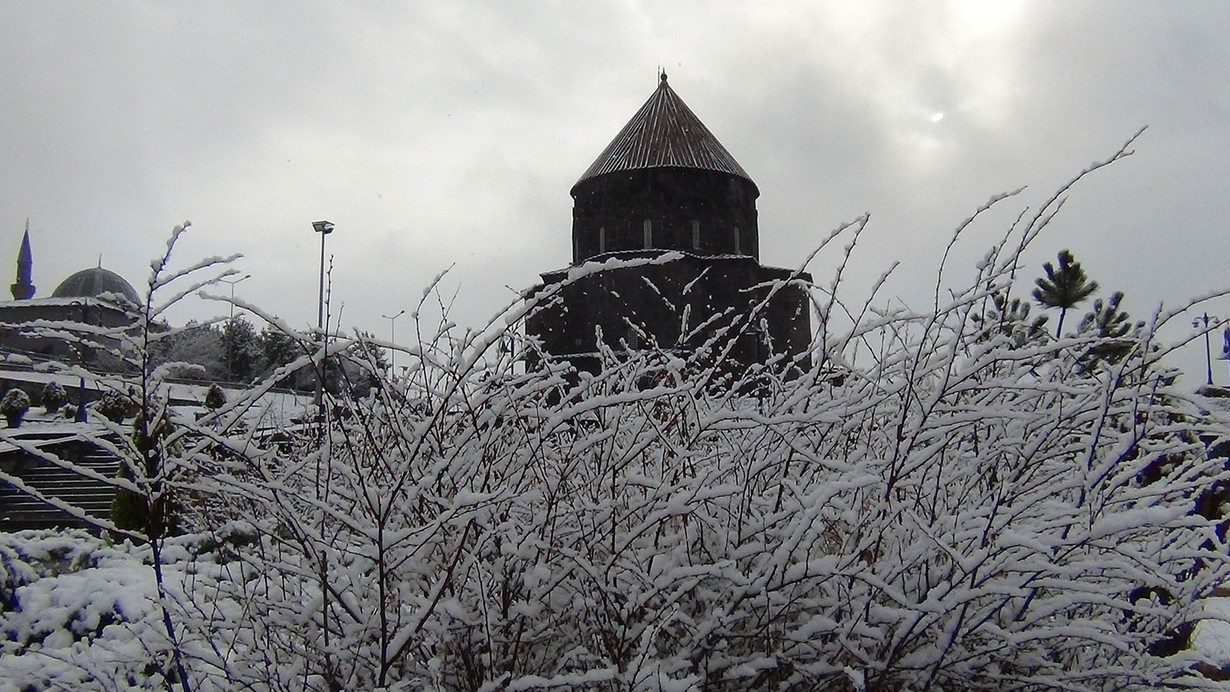 Kars'ta nisan karı: Kent, beyaz örtüsünü giydi
