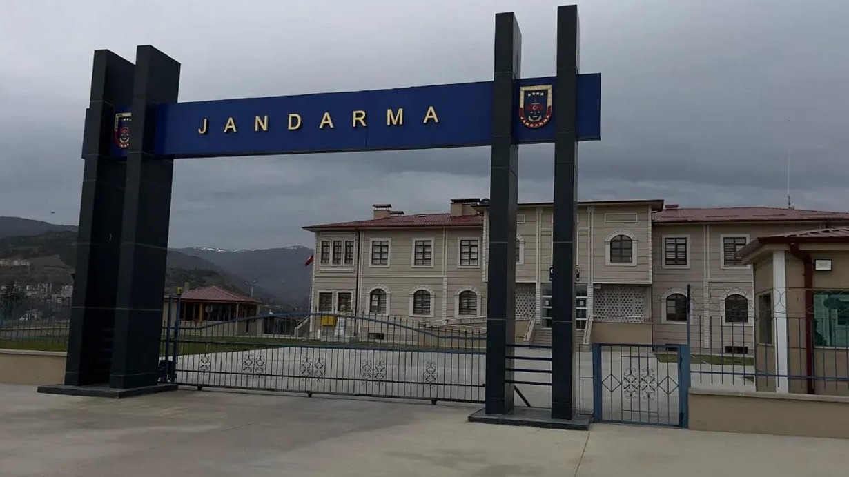 Kendilerini jandarma personeli olarak tanıtıp köylüyü dolandırdılar