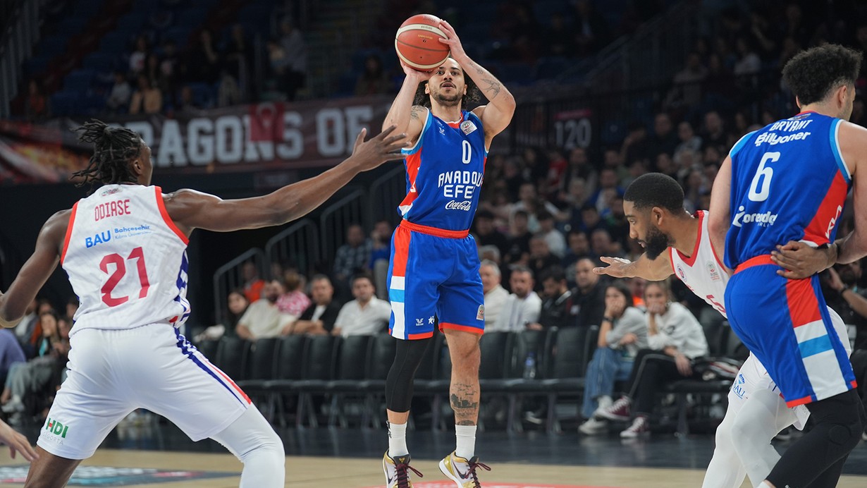 Kıran kırana geçen maçta Anadolu Efes, Bahçeşehir Koleji'ni devirdi