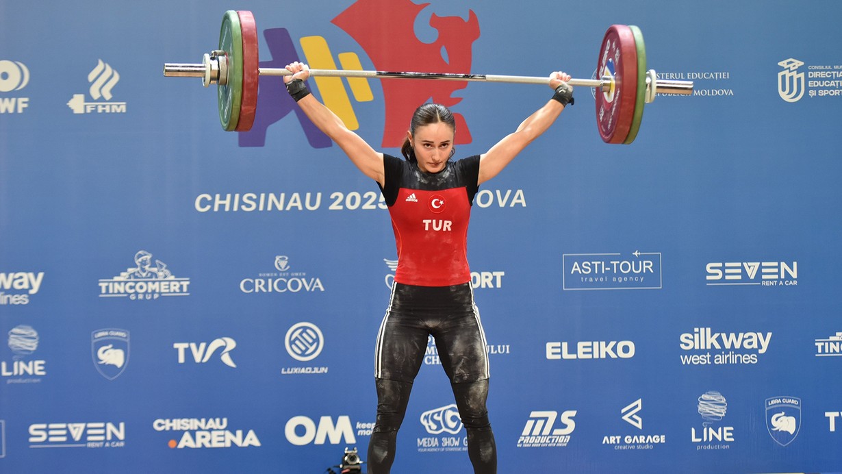 Milli halterci Cansel Özkan'dan Avrupa Şampiyonası'nda bronz madalya