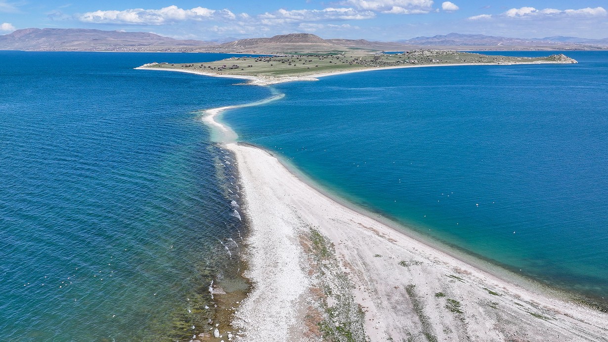 Van Gölü çekildi: Çarpanak Adası'na giden antik yol ortaya çıktı