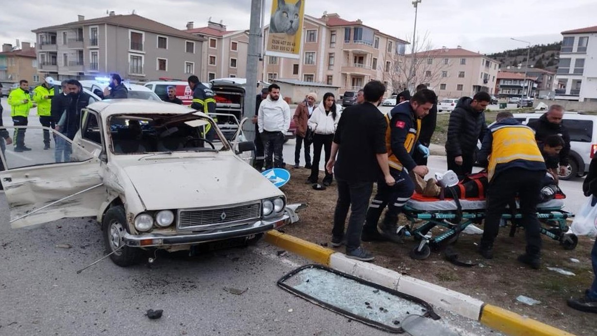 Erzincan’da 2 otomobil çarpıştı: 3 yaralı