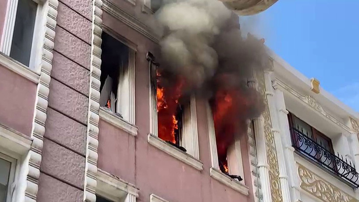 Fatih’te apart yangını! Mahsur kalanlar kurtarıldı