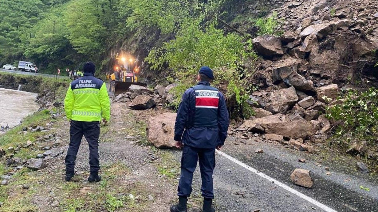 Giresun'da heyelan: Yol, araç trafiğine kapatıldı