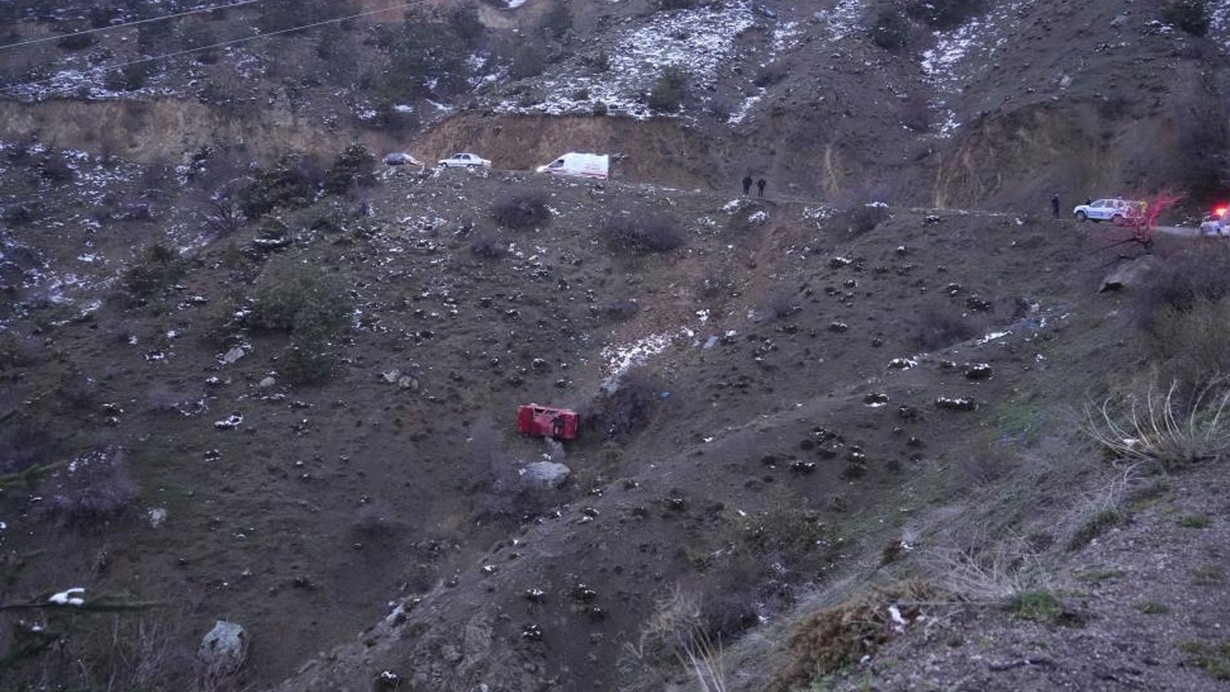 Kontrolden çıkan araç uçuruma yuvarlandı: Yaralılar var